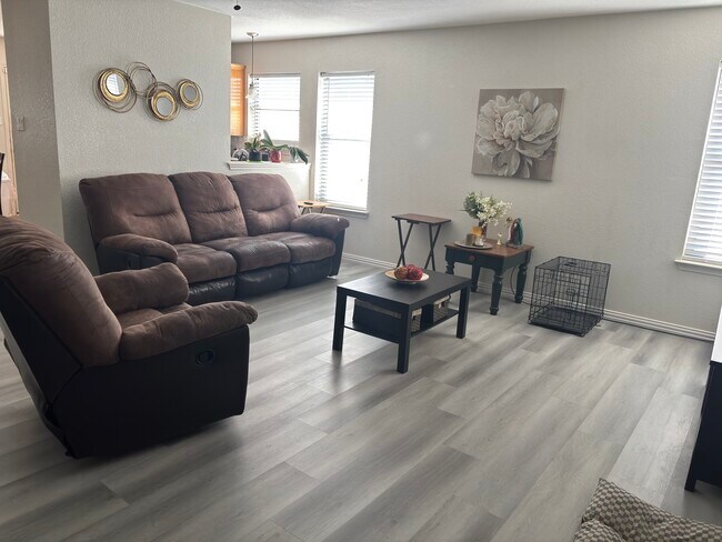 Photo - 1103 Travis Cir