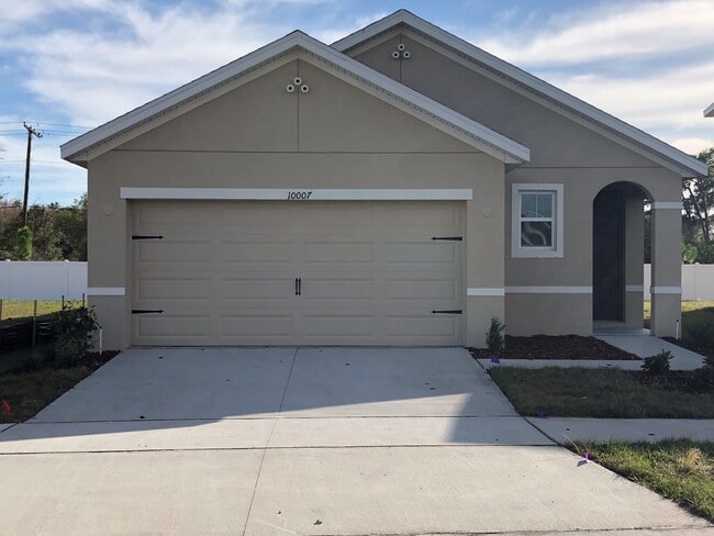 Building Photo - 3/2 house no carpet located in Sun City Center