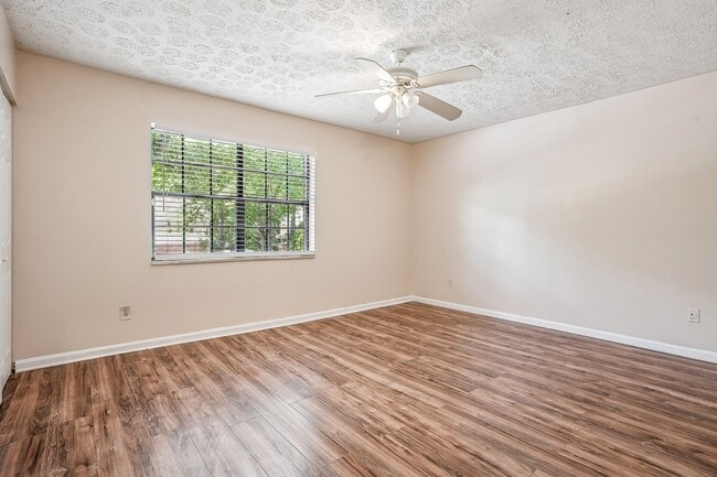 Building Photo - 6593 Sleepy Hollow Ln