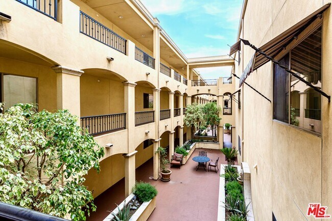 Photo - 5037 Rosewood Ave