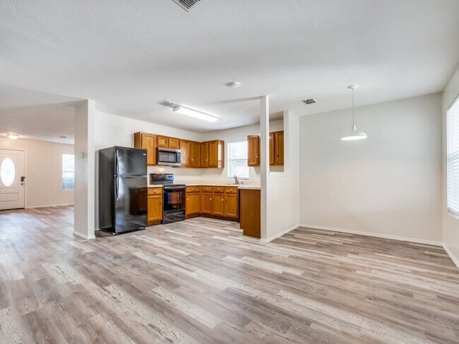 Photo - 725 Lovern St