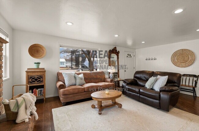 1111 4th St W