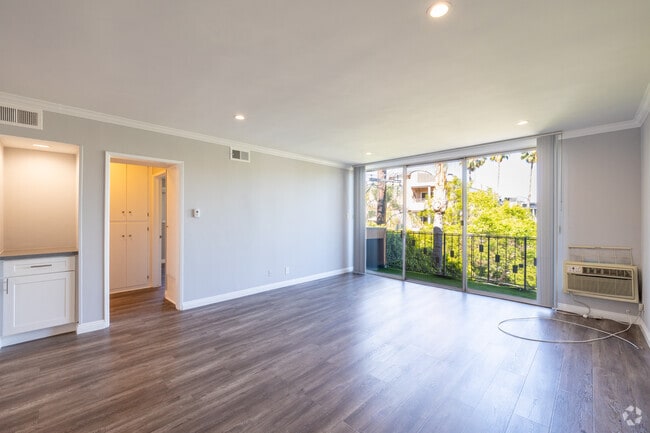 2BR, 2BA - 1,100SF - Living Room