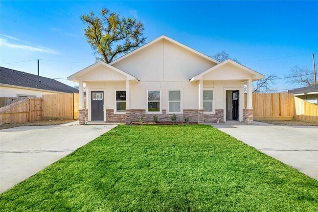 Building Photo - 5618 Ridgeway Dr