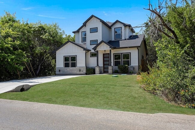 5511 Black Pine Cir