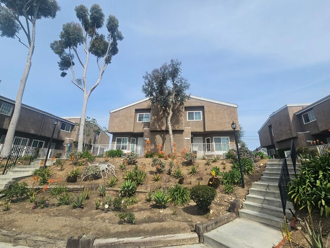 Photo - 1567 W Jefferson Blvd Apartment Unit 27