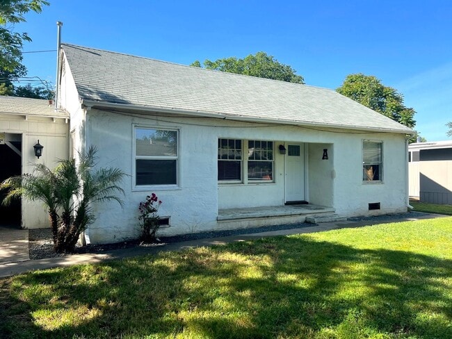 Building Photo - FULLY REMODELED Large 4/2, Close to Enloe and Chico State