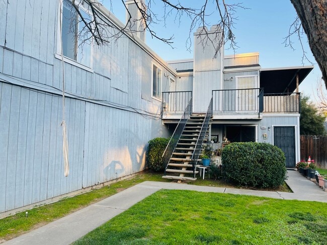 Building Photo - Nice and Cozy Upstairs Triplex Unit 8947