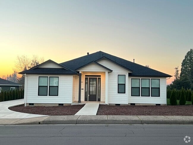 Building Photo - 3Bd/2Ba Single Story House - Available to ...