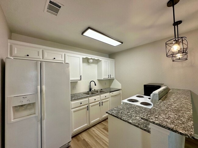 Photo - Spacious Newly Renovated 4/2 Walking Dista... Unit C