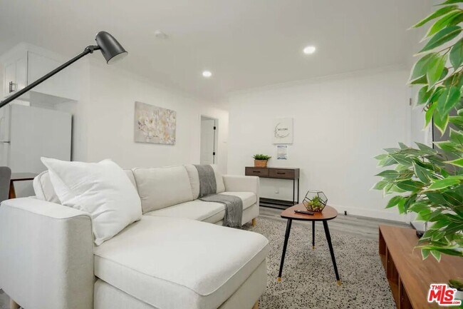 2417 S Budlong Ave Unit 3