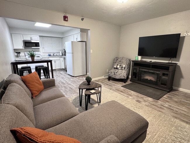 Building Photo - 915 W Whittier Dr Unit SI ID1296520P