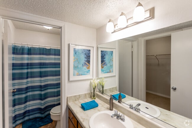 2BR, 2BA - 1055 SF