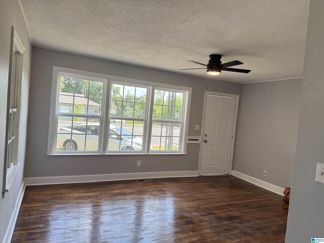 Photo - 724 Graymont Ave W