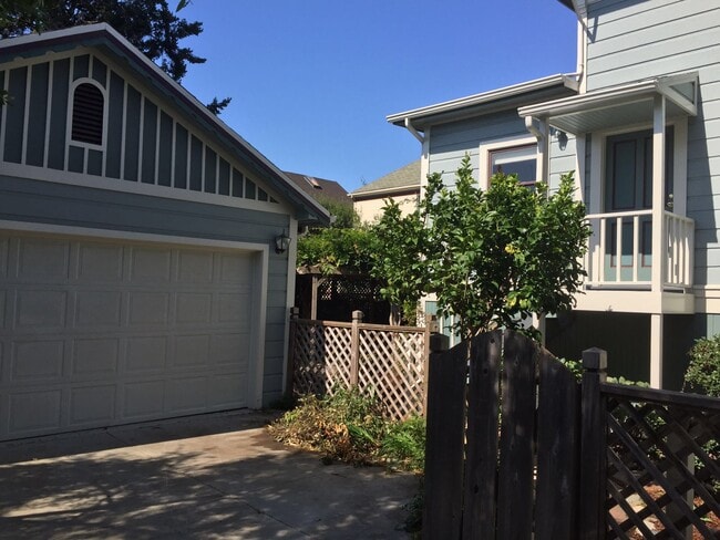 Photo - 2232 Clinton Avenue Unidad B