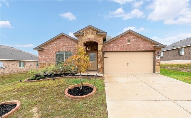 Building Photo - 4 bedroom 2 bathroom house! HOUSING ACCEPTED! MOVE-IN SPECIAL!!