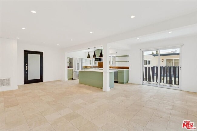 Building Photo - 210 S Hamilton Dr Unit 10 Rental