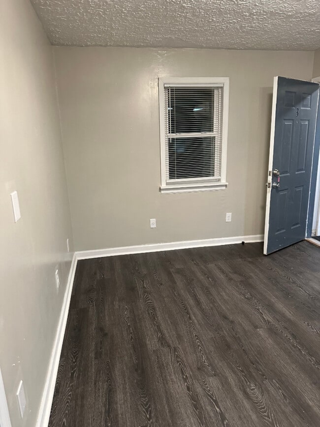 01 Living Room - 320 Clintonville Rd