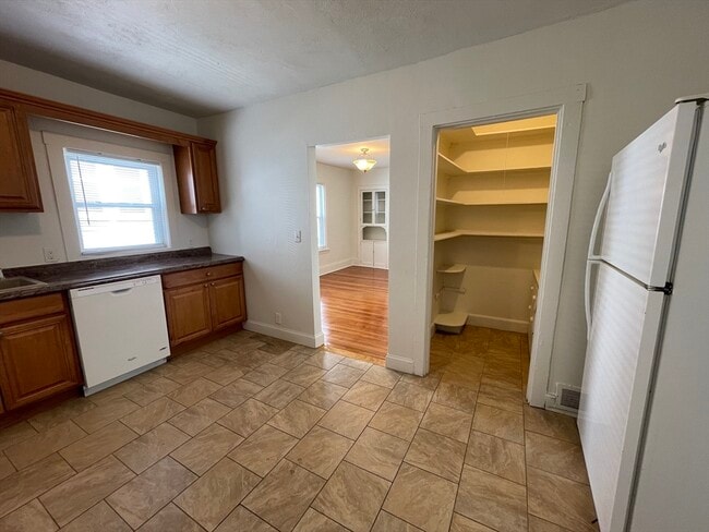 Building Photo - 22 Beacon St Unit 1 Rental