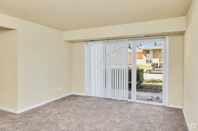 2BR, 2BA - 1,055SF - Baylor - Living Room