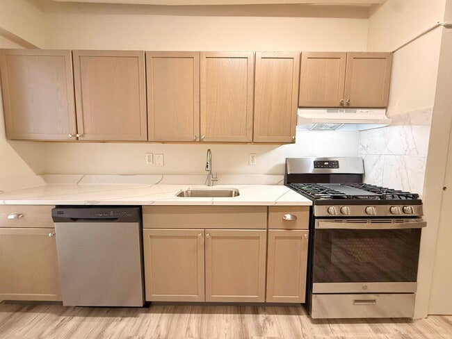 Building Photo - 118 Erie St Unit 2 Rental