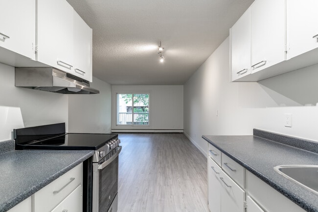 Building Photo - Monterey Pointe