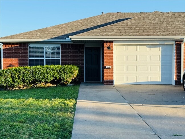 Building Photo - 10 Holly Dr