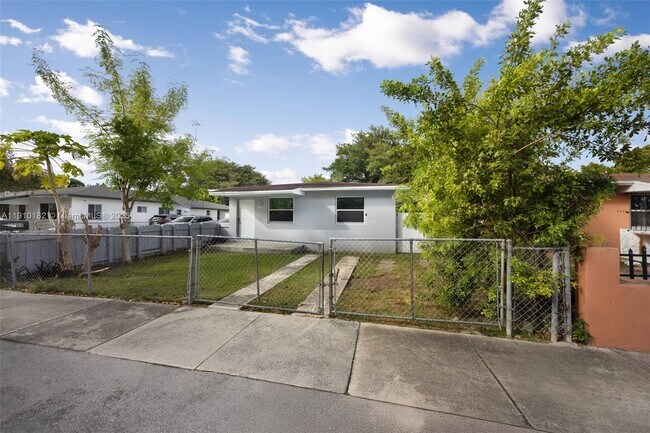 Building Photo - 2009 NW 32nd St Unit 2009