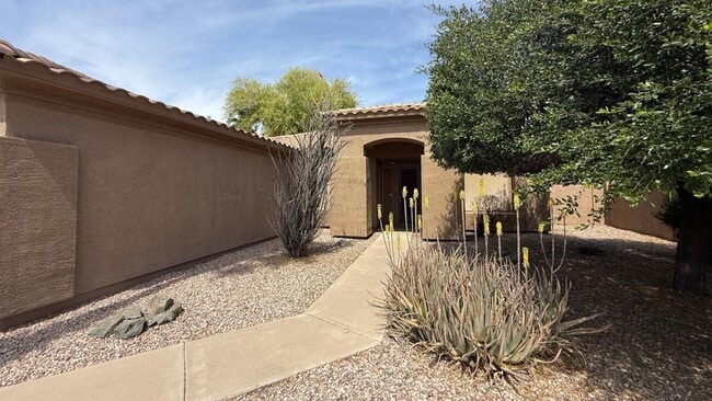 Building Photo - 432 W Carob Dr