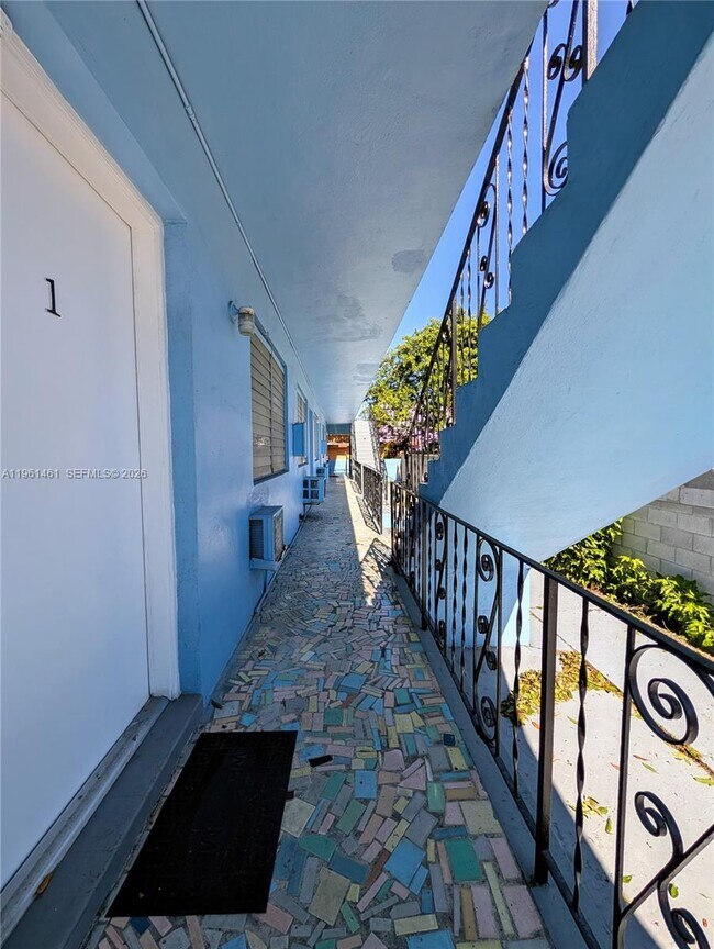 Photo - 1565 SW 6th St Unidad 2