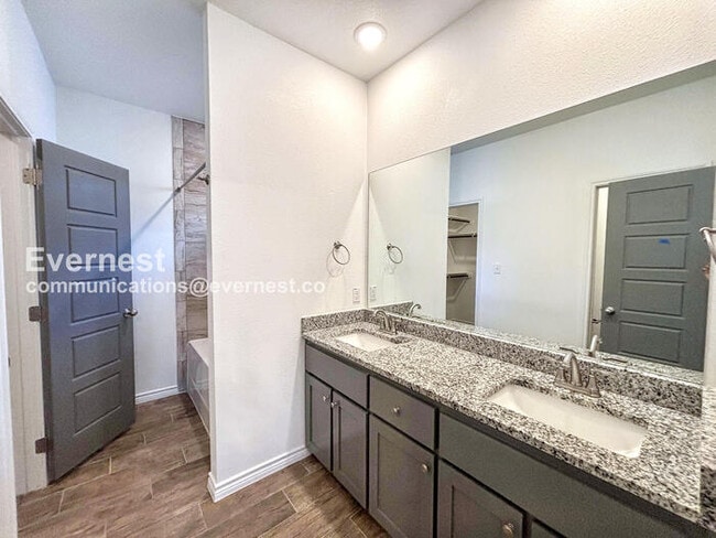 Photo - 2203 Hornbeam St