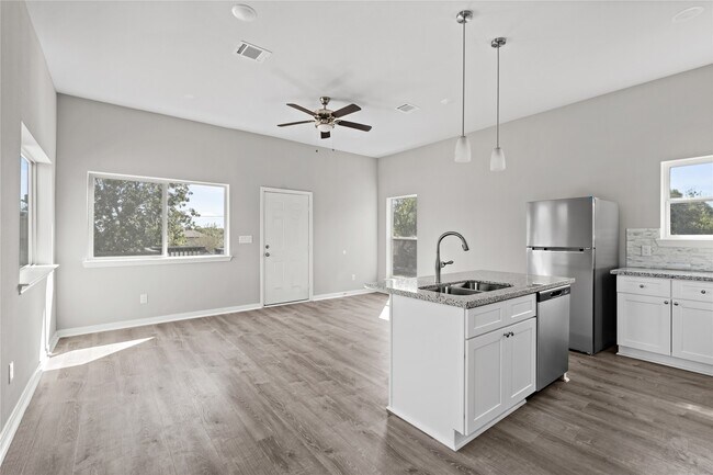 Photo - 8206 Tower St