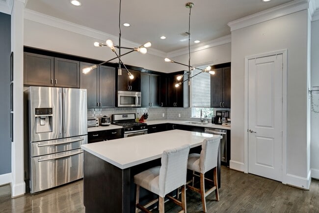 Building Photo - 2231 Chenevert St