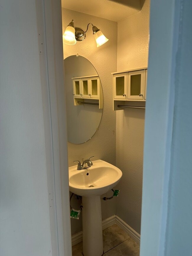 Photo - SE!!! 4 Bedrooms!! Master Downstairs!! No Carpet!! Synthetic Grass front and back!!