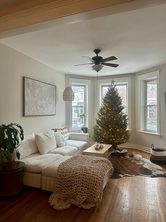 Photo - 3837 N Lakewood Ave Unit 3837 n Lakewood Ave