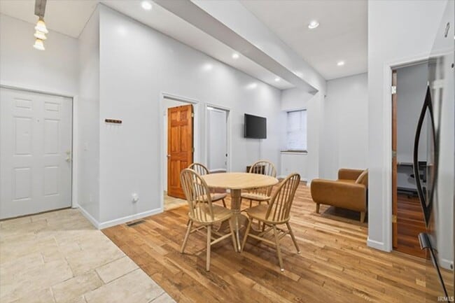 Building Photo - 2 bed, 2 bath Downtown Bloomington