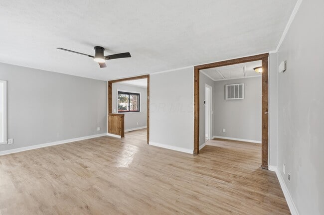 Photo - 566 E 10th St