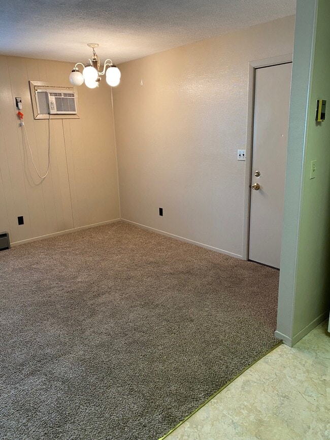 Living Room - 407 Crawford Ave Unit 4