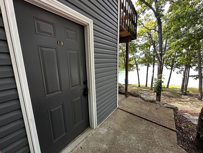 Building Photo - FULLY REMODELED 2 Bedroom Apartment with l... Unit 316 Scarsdale Cir 1B