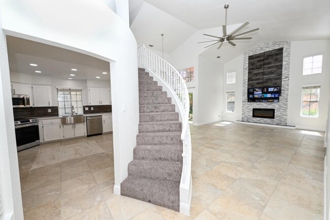 Photo - 645 E Champlain Dr House