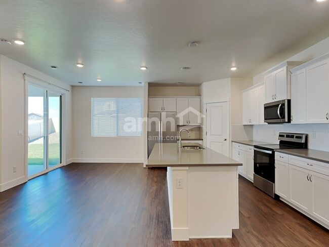Photo - 9496 Clancey St