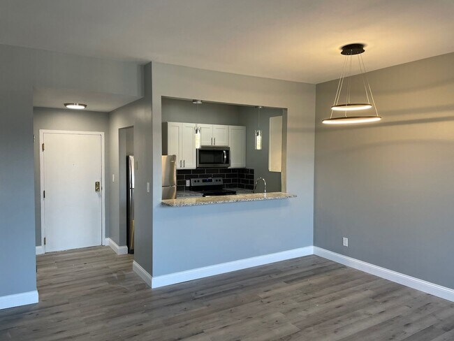Building Photo - Gorgeous 2/2 Unit Apt 26