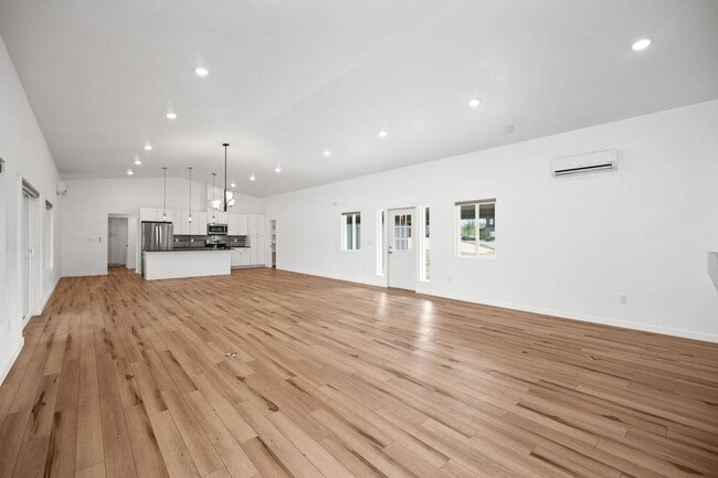 Photo - BEAUTIFUL Spacious Modern Grandview Single Level Home!