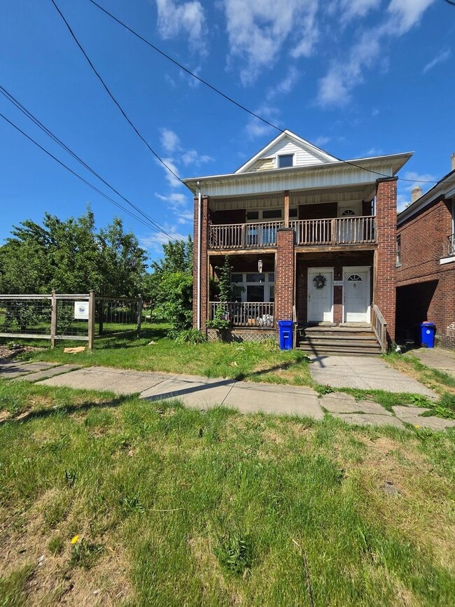 Building Photo - Upper 2 bedroom unit east side