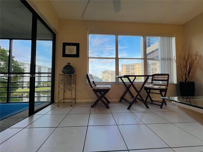 Building Photo - 2309 S Cypress Bend Dr Unit 414C