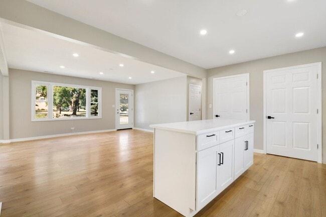 Photo - 19W719 W Holtz Ave