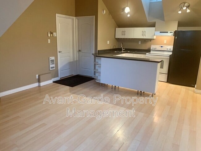 Photo - 9116-9194 94 Ave NW