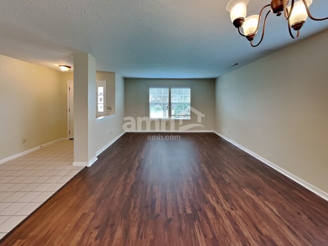 Photo - 529 Austrian Way