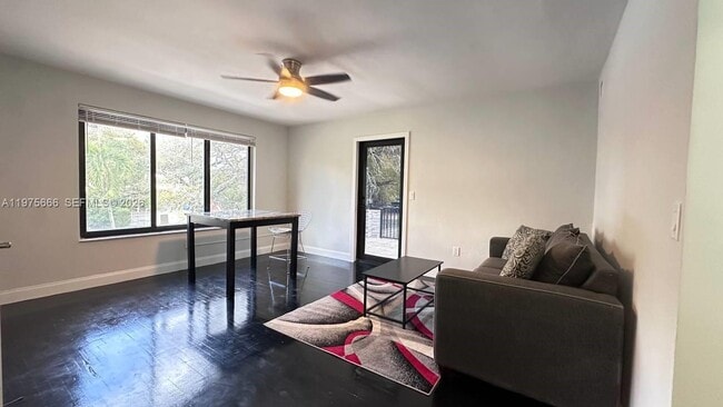 Building Photo - 320 SW 29th Rd Unit 2