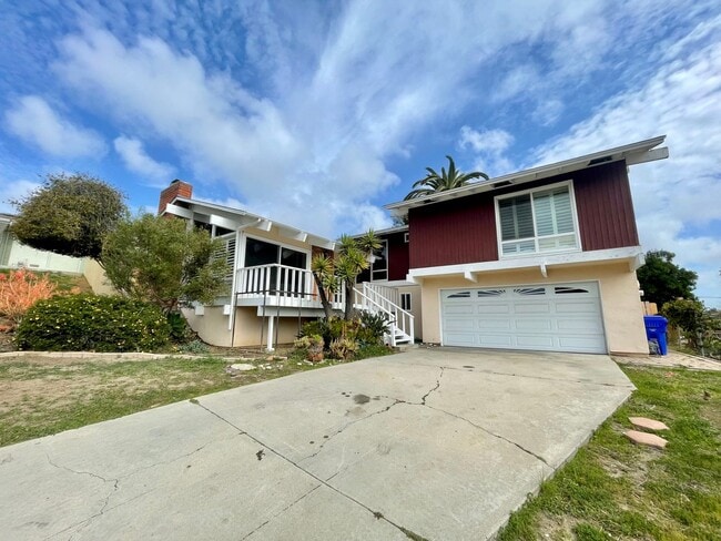 Building Photo - Beautiful 4B/2.5BA House in Oceanside w/ Attached Garage & W/D!